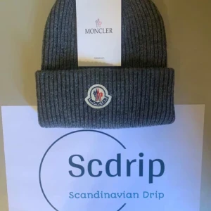 Grå Moncler Mössa - En skön grå Moncler Mössa