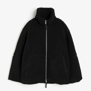 Svart teddyjacka H&M - Säljer finaste teddyjackan från h&m i storlek XS, helt ny, endast provad men var för snabb att ta bort lappen då kommer inte till användning 🥲🥲 Pris är diskuterbart