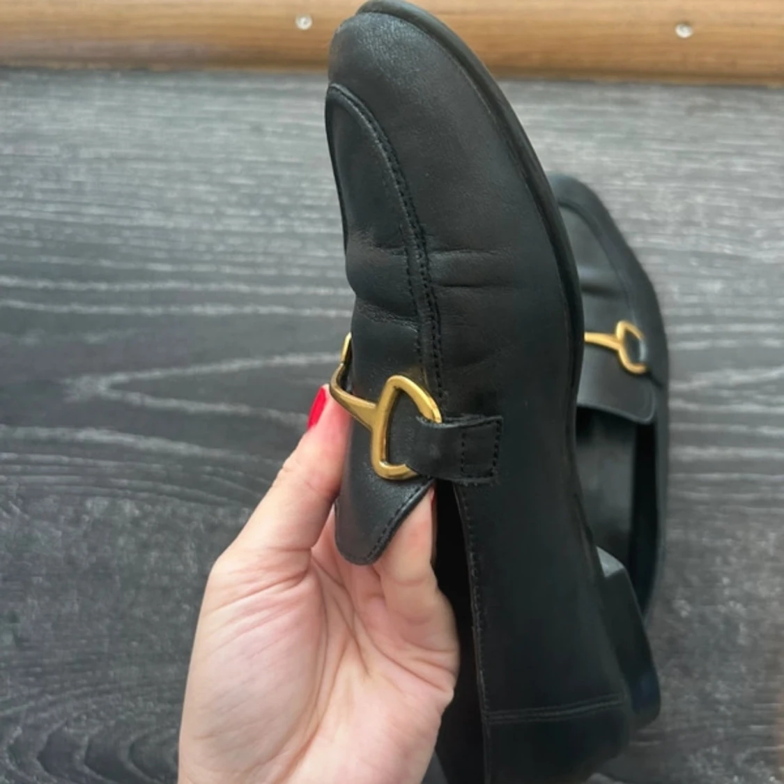 Svarta loafers med gulddetaljer - 92