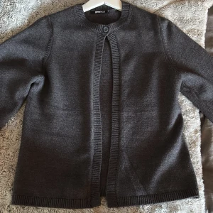 One button cardigan  - Säljer denna superfina koftan från ginatricot, sparsamt använd!💞