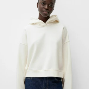 Hoodie - Jätte fin hoodie från Bershka. Köpt för bara några veckor sedan men insett att jag inte kommer andvända den. Andvänd ca 3 gånger, så gott som ny. Finns ett tryck på baksidan och hodien är typ smuts vit i färgen 🩷