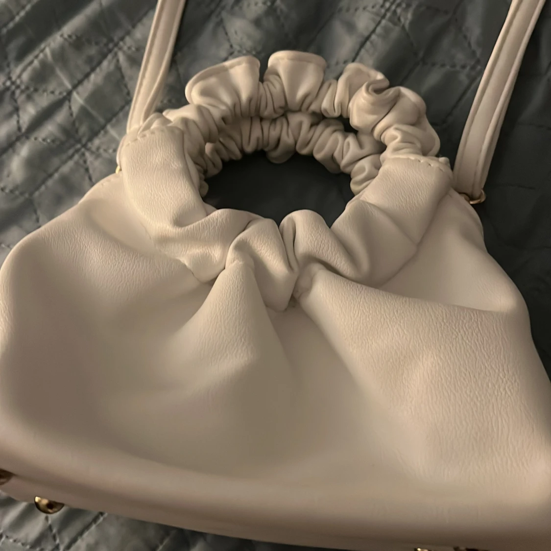 Vit axelväska med rynkad detalj - 1