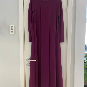 Mörklila långklänning i strl s från Rodebjer - Mörklila långklänning i strl s från Rodebjer.  Endast använd en gång men tyvärr finns det en fläck på framsidan i övrigt i fint begagnat skick.  Mått Över bröstet: ca 46 cm Längd från axeln och ner: ca 148 cm  100% polyester   Kommer från ett djur och rökfritt hem.