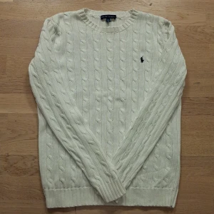 Vit stickad tröja från Ralph Lauren - Säljer en otrolig snygg Ralph Lauren tröja i damstorlek M. Den är aldrig använd tidigare. Om du har andra frågor är det bara att skicka ett meddelande ✅️