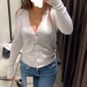 Vit kofta från Zara - Säljer denna fina kofta från zara därav att den inte kommer till användning längre🩷🩷 Perfekt till skolan och alla outfits!! Skriv om ni vill ha fler bilder😇