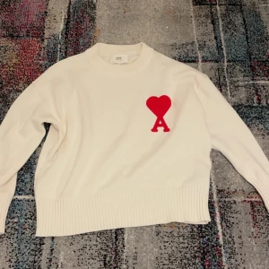 stickad tröja från Ami paris strlk s men passar xs - Storlek xs, tröjan är väldigt skön och passar bra till mycket, toppen skick 👌