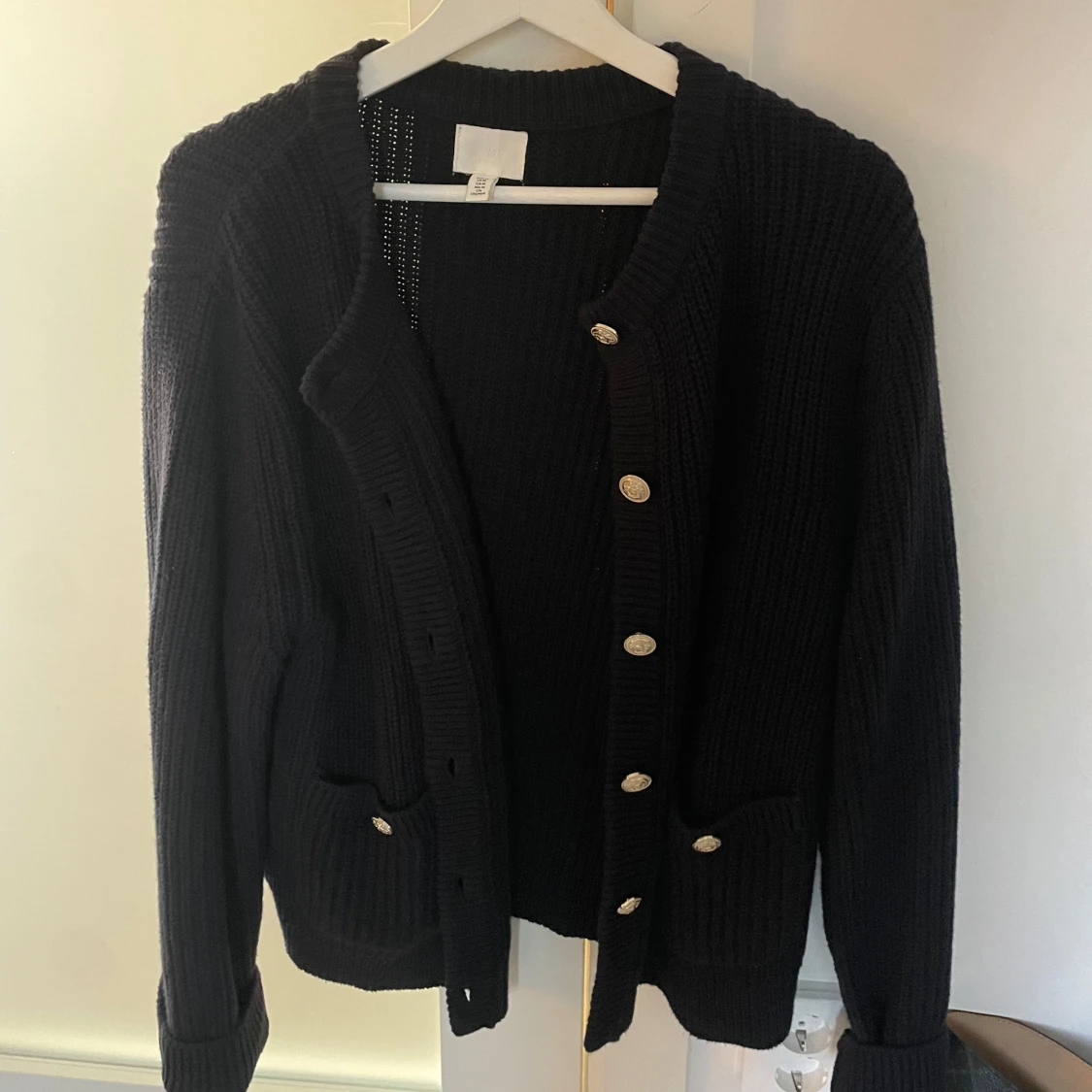 Mörkblå kofta med knappar