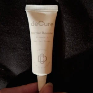deCure Barrier Booster Vitamin D NY  - Säljer deCure Barrier Booster med Vitamin D. Perfekt för att stärka hudens barriär. Kommer i en smidig tub på 7 ml, lätt att ta med sig. Vegansk formula. SVINDYR I INKÖP!