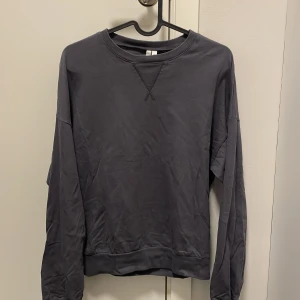 Mörkgrå sweatshirt NLY Trend  - Mörkgrå sweatshirt från NLY Trend.