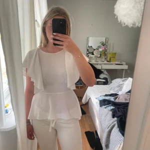 volang  blus från Zara - säljer denna fina blus då den tyvärr inte kommer till användning, har en liten fläck på sidan men inget man tänker på 