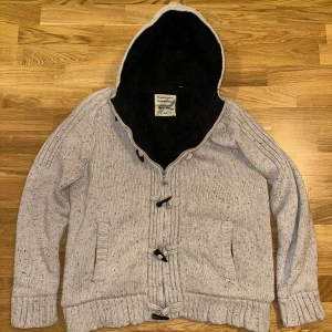 Fodrad cardigan- Cardigan med päls - päls cardigan - cardigan - Säljer nu en as fet och extremt eftertraktad päls cardigan som blivit mycket populär nu, extremt svåra att hitta överhuvudtaget men denna är i nyskick! Storlek L, men passar garanterat M. Märken som Loro Piana och Rose & Born har liknade varianter men för 10 gånger så mer! Skriv gärna vid frågor🤝