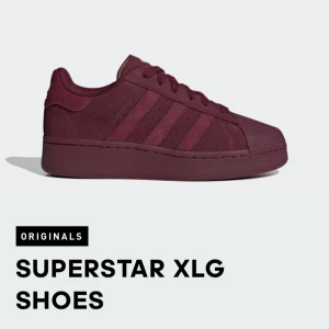 Vinröda sneakers från Adidas - Säljer ett par snygga vinröda Adidas sneakers i Nyskick. Aldrig andvända. Ord pris 1300. Priset kan diskuteras 