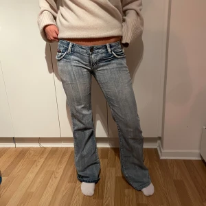 Blå bootcut jeans - Säljer ett par snygga blå bootcut jeans med låg midja. Jag är 170, midjan rakt över 38cm. Jag brukar ofta bära jeans i 27. 34 och 36/38 och S