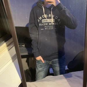 Mörkblå hoodie från Jack & Jones - Säljer en snygg mörkblå hoodie från Jack & Jones i storlek M men skulle säga att den sitter som en XS / S. Modellen på bilden är 167cm lång. Skick 8,5/10. Skriv vid minsta fundering!