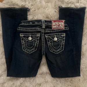 True Religion Jeans - Säljer jättesnygga true religion jeans, säljer då dom inte riktigt är min stil längre. Inga tecken på användning, lånade bilder från tidigare ägare🙏 Byten tas emot