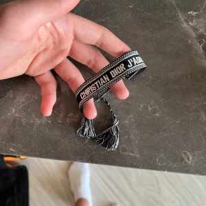 Armband Christian Dior - Sjukt snyggt armband från Dior. Tror det köptes på Vestiaire ett tag sen men ser nytt ut. Nypris: 3000kr, mitt pris 1000kr då jag inte har kvittot kvar! 👊🤑