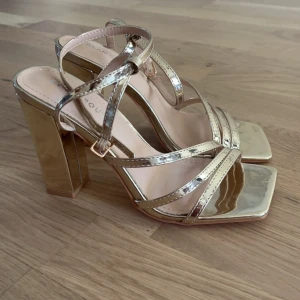 Guldiga klackskor - Guldiga klackskor från glamorous i storlek 37. Aldrig använda själv och hon som hade de innan mig tror jag heller inte har använt de mer än nån gång bara. 