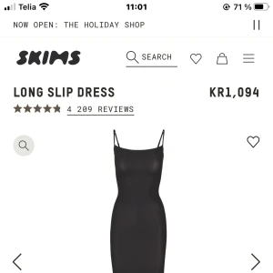 Svart långklänning från Skims - Elegant svart långklänning från Skims med smala axelband och en figurnära passform. Perfekt för en stilren och sofistikerad look.