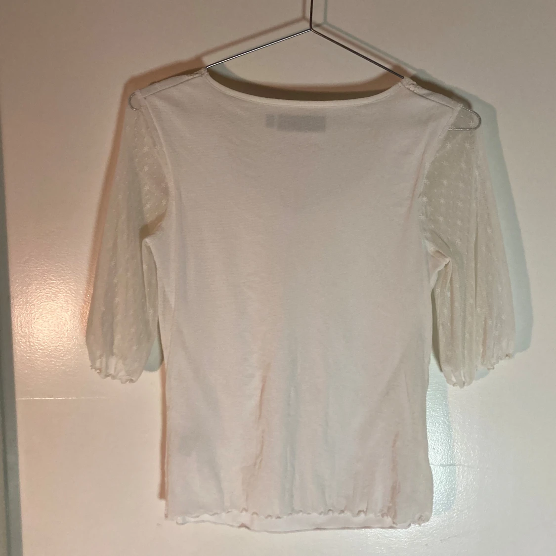 Vit blus med spets detaljer - 90