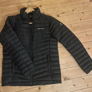 Peak performance FROST DOWN jacka - Peak performance FROST DOWN jacka storlek 170. Använd Max 5 gånger ute så i nyskick. 