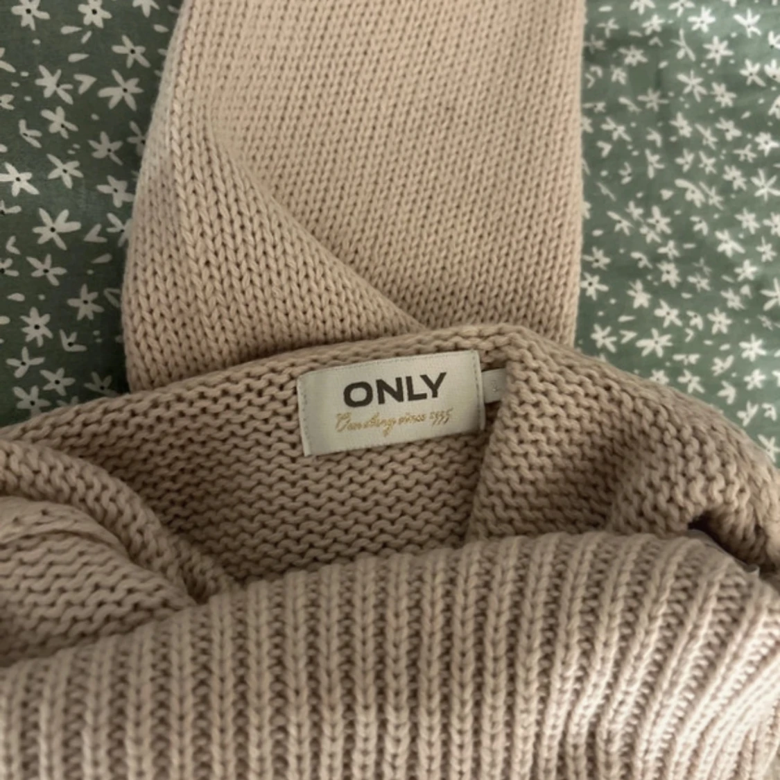 Stickad tröja med krage - 90