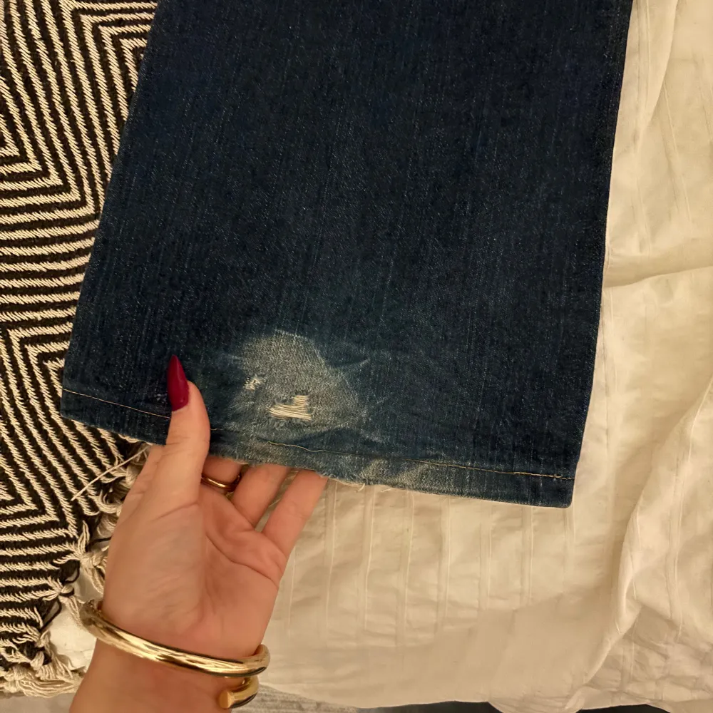 Ett par mörkblåa jeans från True Religion. Det är storlek 30 i midja och 33 i höften. Byxorna är smått nedgångna längst ner, men inte så illa, annars är dem överlag i riktigt bra skick! Jag är 166 och byxorna är ca 3 cm för långa för mig!. Jeans & Byxor.