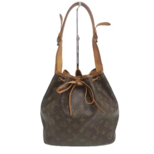 Louis Vuitton Petit Noe - Vackra Louis Vuitton Petit Noe! Har blivit go-to-väskan för alla skandinaviska tjejer med goda skäl då den är tidlös, har en klassiskt vacker design och passar alla tillfällen.