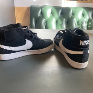Nike skor - Köpte dessa åt min son som direkt växte ur dem. Därför är de som nya. 