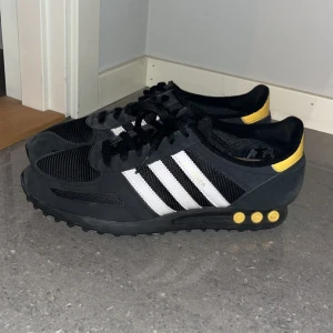 Adidas L.A Trainer  - Säljer nu dessa riktigt feta adidas L.A Trainers pga dom inte används, dom är i 8/10 i skick dom har en slitning längst fram i skon syns på bild 2 men inget mer än så, det är ett par riktigt feta skor och passar till allt med en skön svart gul färg👊💯