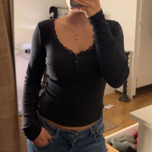 Svart Topp - Jätte gullig topp från hollister❤️ I gott skick skulle jag säga även om den använts mycket.