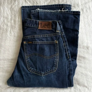 Flared Lee jeans - Fina jeans som är flare/bootbut och sitter lågmidjat. Slitna längst ner på benen, annars bra skick. Bara att ställa frågor om du undrar över något, priset är diskuterbart☺️