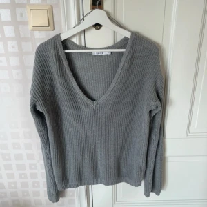 Stickad tröja  - Super fin stickad tröja med v ringning. Ifall man Inter vill ha den så v ringad går det att istället ha off shoulder🫶🏻