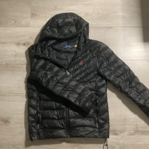 Ralph Lauren jacka - Ralph lauren puffer jacket, en vattentålig dunjacka perfekt till kallare tider. Ny pris ligger på ca 3000kr. Skicket är 10/10, mycket väl sparsamt använt. Skriv vid funderingar eller byten🙌