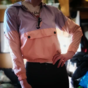 Super söt croppad täckjacka - Super söt petit croppad täckjackai rosa och lila. Passar till träningen eller bara en casual dag för chill och häng. 