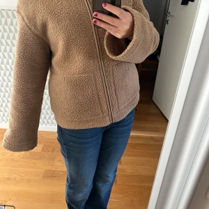 Teddy Jacka Hm - Säljer denna super fina Teddy jackan ifrån Hm. Varsamt använd så i mycket bra skick.  Storlek: M men passar S också. 😁