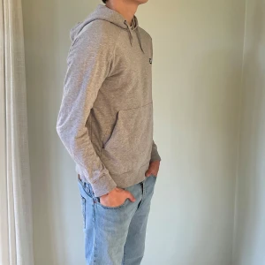 J. Lindeberg hoodie - Säljer denna gråa hoodie från J. Lindeberg. Skick: 9/10. Storlek L. Nypris: 2200kr. Skriv om det finns frågor 🗣️✌️