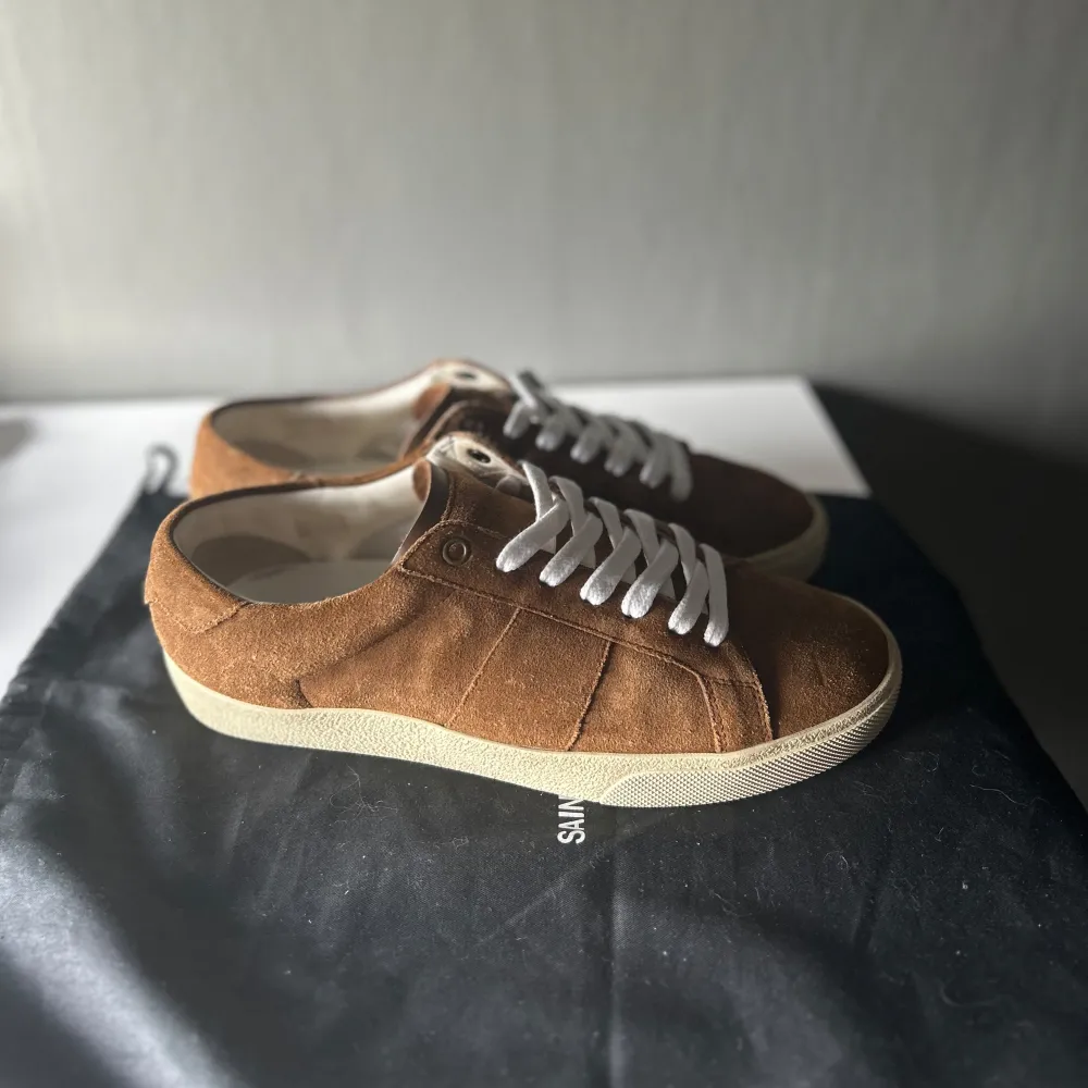 Saint Laurent skor i super skick. Storlek 40 1/2 fits 41-41 1/2. Skick 9,8/10.  Nypris 5000-6000 mitt pris endast 2499! Endast skor och dustbag! Ställ frågor vid funderingar!. Skor.