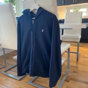 Ralph Lauren Zip - Hej! Säljer nu min mörkblåa Ralph lauren zip hoodie som är en extremt skön hoodie som fungerar både till en mer avslappnad outfit eller till en stilig outfit. Tveka inte att höra av er om ni har frågor!