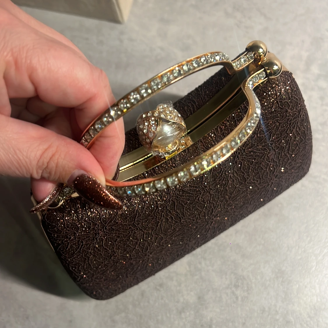 Brun glittrig handväska med pärldetalj (oanvänd ) - 90