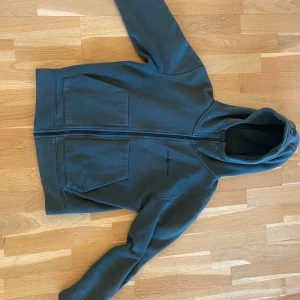 Sail Racing zip hoodie - Storlek:170 Skick:8/10  + Skönt och strechigt tyg. Funkar överallt.