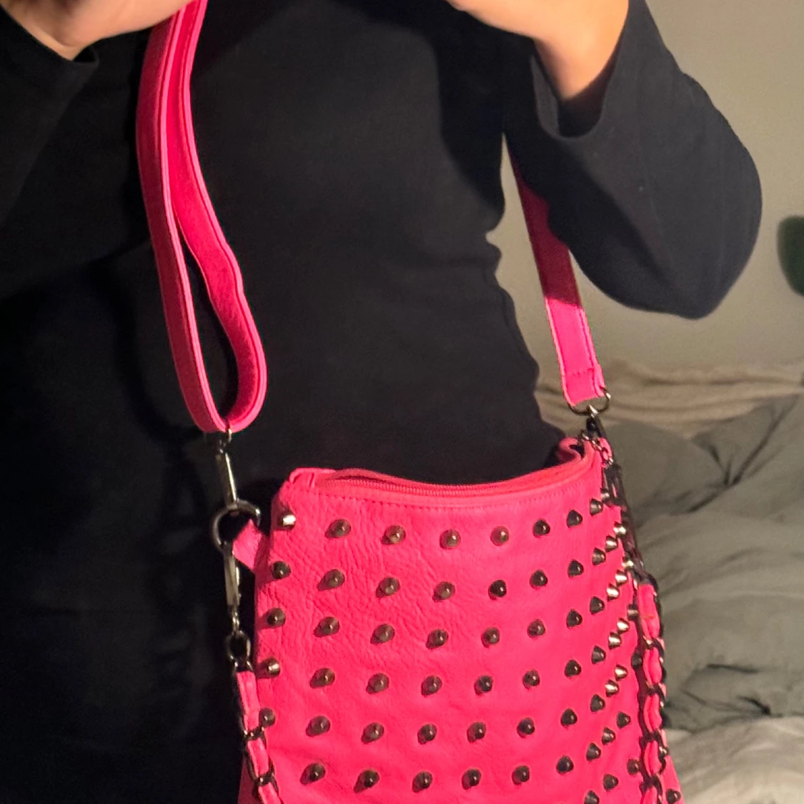 Neonrosa axelväska med nitar - 90