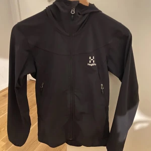 Haglöfs jacka - Den är storlek L men passar storlek S/M! Köpt på XXL otroligt snygg å passar till allt! 