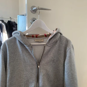 Burberry hoodie M - Tja! Säljer nu min burberry hoodie rätt billigt då jag kände att jag inte passade i tröjan! Tröjan är i använt men ändå fint skick.