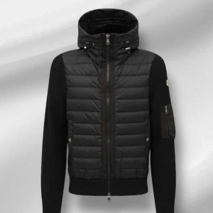 moncler Cardigan - Jackan har använts ett par gånger och är köpt i våras.  Jackan är i storlek L men sitter mer som en M!  Skulle vilja säga att jackan är i mycket gott skick!  Kontakta mig för fler bilder och mer information 