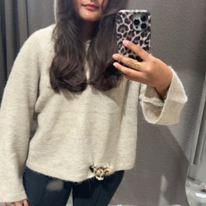 Stickad hoodie - Säljer en stickad hoodie från Gina tricot. Färgen är mer som på andra bilden :) storlek M men passar S-M, aldrig använd. Nypris 399💞