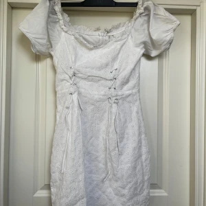 Klänning  - Kan spännas åt, perfekt inför studenten 