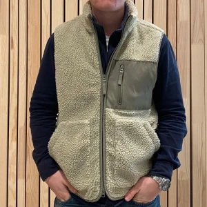 A days march fleece väst - Mintgrön väst från A days march i storlek L. Knappt använd och inga skador på produkten.  Skriv vid intresse!