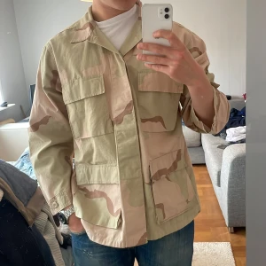 Overshirt ISTAY - Garderobsrensing!  Säljer en skitfet Overshirt från ISTAY. Aldrig använd så i nyskick. Storlek medium, aningen oversized, jag (på bilden) är 183cm, 80kg