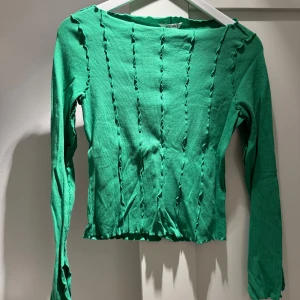 Tröja - Tröja med slits på ärmarna från Monki. Nyskick! 