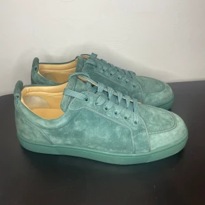 Christian Louboutin  - Christian Louboutin i ett mycket bra skick! Size 43,5 Extra snören och tags finns! 4499:-